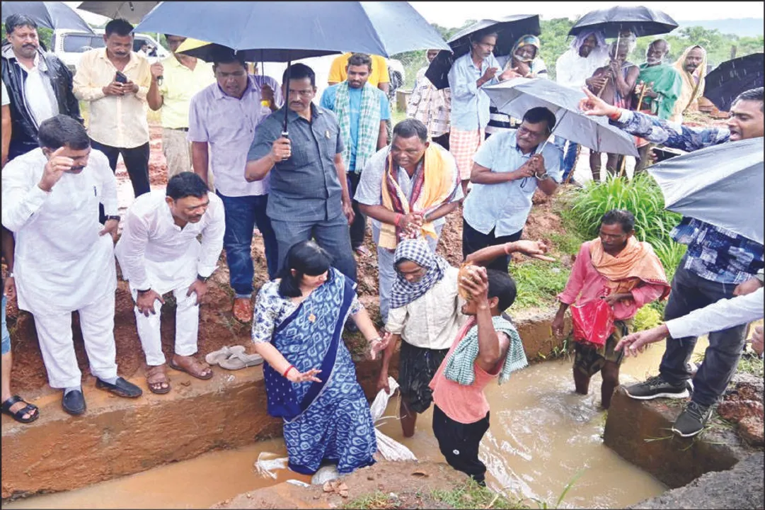 ଡେରାସ ଏମ୍‌ଆଇ ପ୍ରକଳ୍ପ କେନାଲ ଜବରଦଖଲ ପ୍ରସଙ୍ଗ: ଚାଷଜମିକୁ ପାଣି ଛାଡ଼ି‌ଲେ ସାଂସଦ
