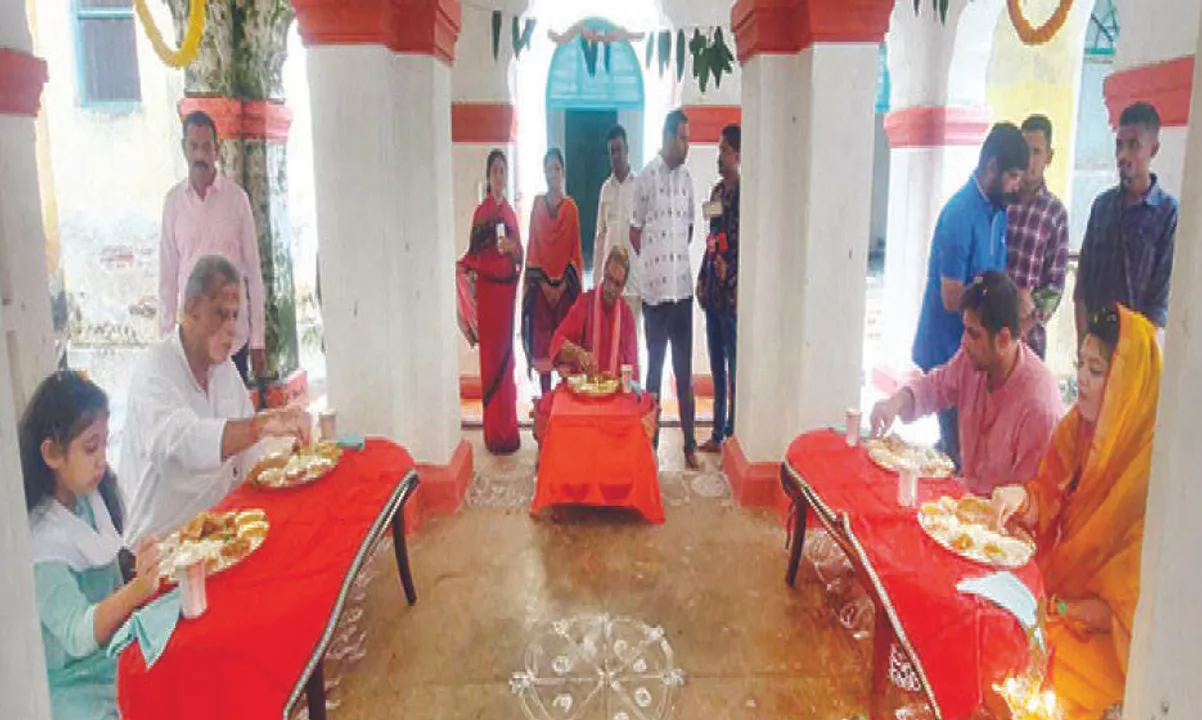  ଏକାଠି ବସି ନୂଆଁ ଖାଇଲେ ରାଜ ପରିବାର