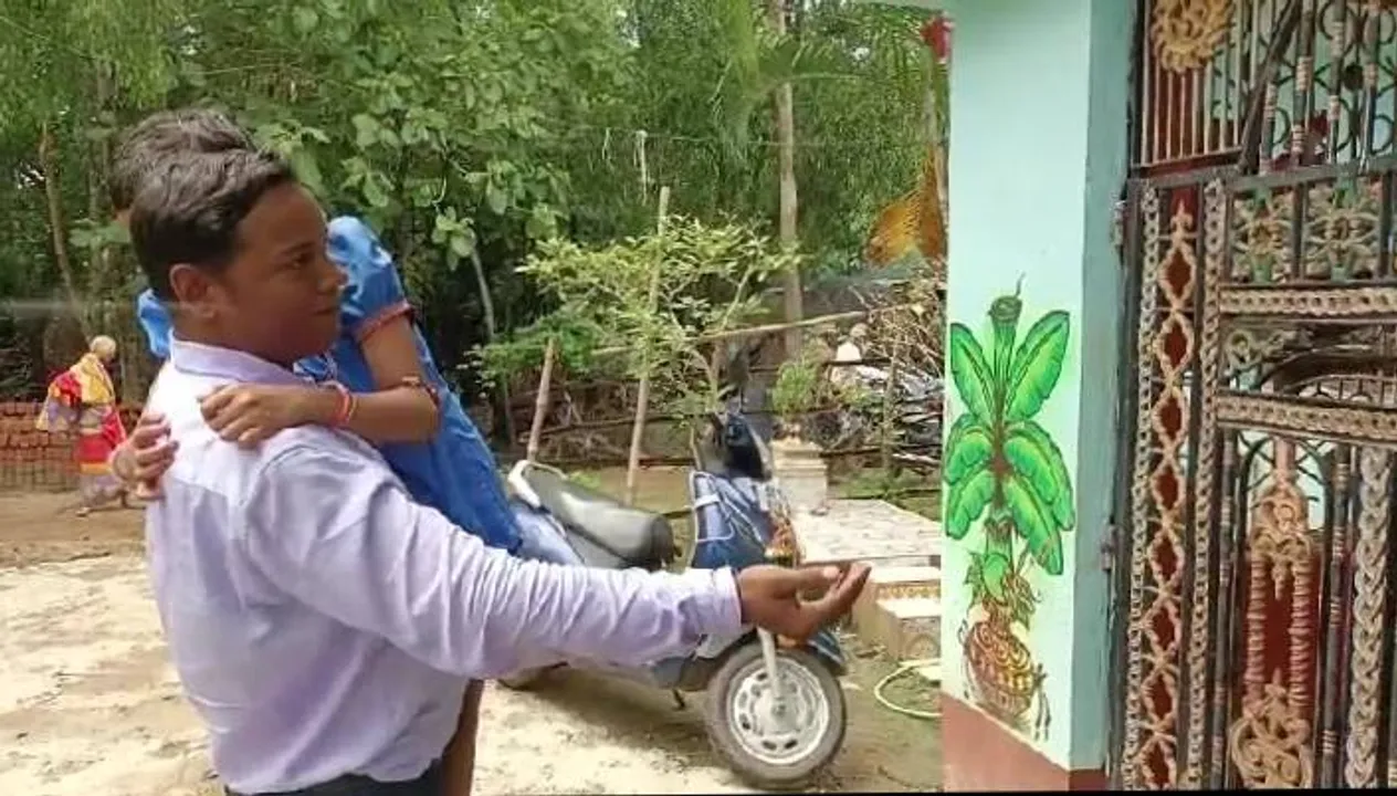  ଗୁରୁ ହେବ ତ ଏମିତି: ଅସୁସ୍ଥ ଛାତ୍ରୀଙ୍କୁ କୋଳରେ ଧରି ସାହାଯ୍ୟ ଭିକ୍ଷା କରୁଛନ୍ତି ଶିକ୍ଷକ