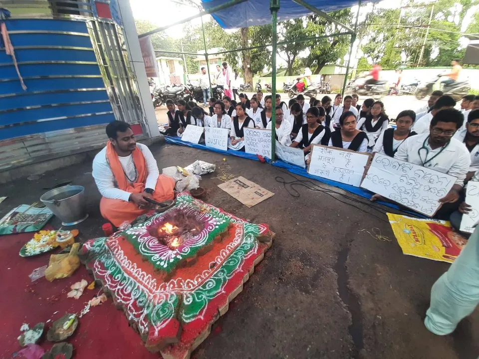  ଶୁଣିଲେନି ସରକାର: ଏବେ ଭଗବାନ ଭରସା; ହୋମଯଜ୍ଞର ଆଶ୍ରୟ ନେଲେ ଆୟୁଷ ଛାତ୍ରଛାତ୍ରୀ