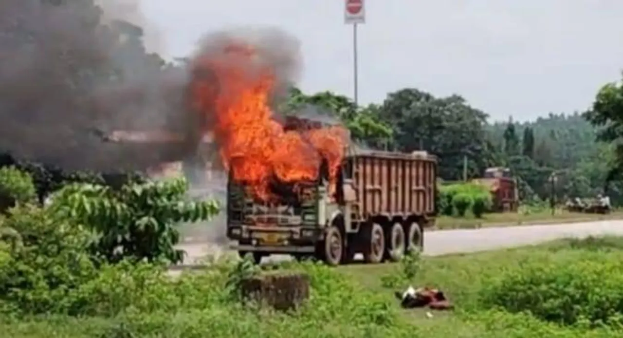  ଜଳିଗଲା ୧୨ଚକିଆ ଟ୍ରକ୍‌, ବର୍ତ୍ତିଗଲେ ଚାଳକ ଓ ସହାୟକ