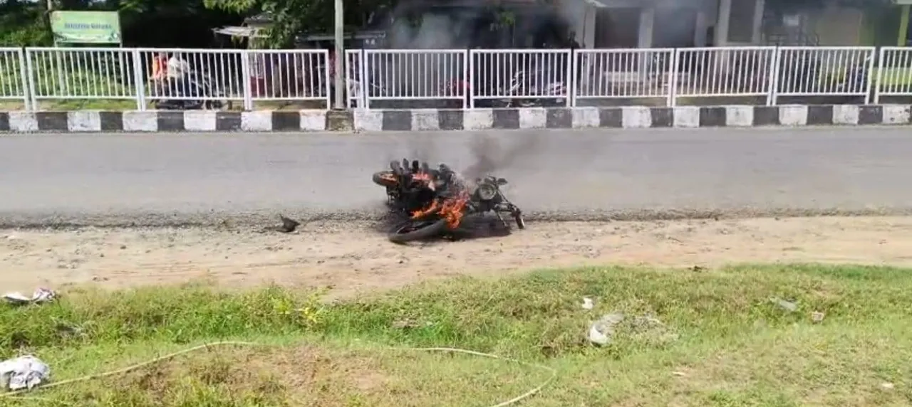  ଦୁର୍ଘଟଣାଗ୍ରସ୍ତ ହୋଇ ସଂପୂର୍ଣ୍ଣ ଜଳିଗଲା ଟିଭିଏସ୍ ମୋପେଡ୍