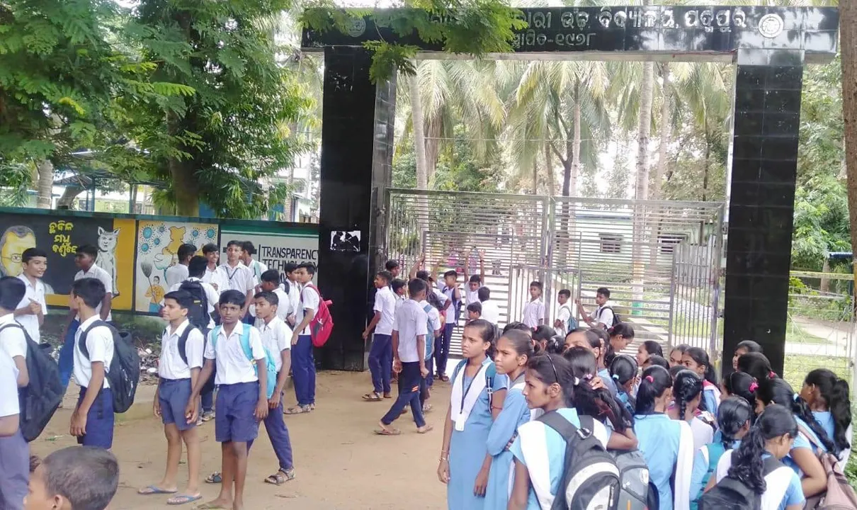  ରୂପାନ୍ତରୀକରଣ କାର୍ଯ୍ୟରେ ଅନିୟମିତତା, ବିଦ୍ୟାଳୟରେ ତାଲା