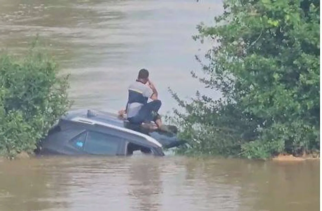  ଗଳି ପୋଲରେ ଭାସିଗଲା କାର, ଗଛରେ ଚଢ଼ିଛନ୍ତି କାର ଚାଳକ