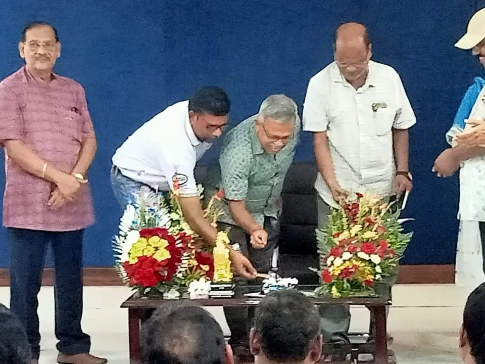  'ଏ' ଗ୍ରେଡ ମାନ୍ୟତା ମିଳିବା ଖୁସିରେ ଫକୀରମୋହନ ବିଶ୍ୱବିଦ୍ୟାଳୟରେ ଉତ୍ସବ: ଛାତ୍ରଛାତ୍ରୀଙ୍କ ସହ ବାଜା ବଜାଇ ନାଚିଲେ କୁଳପତି