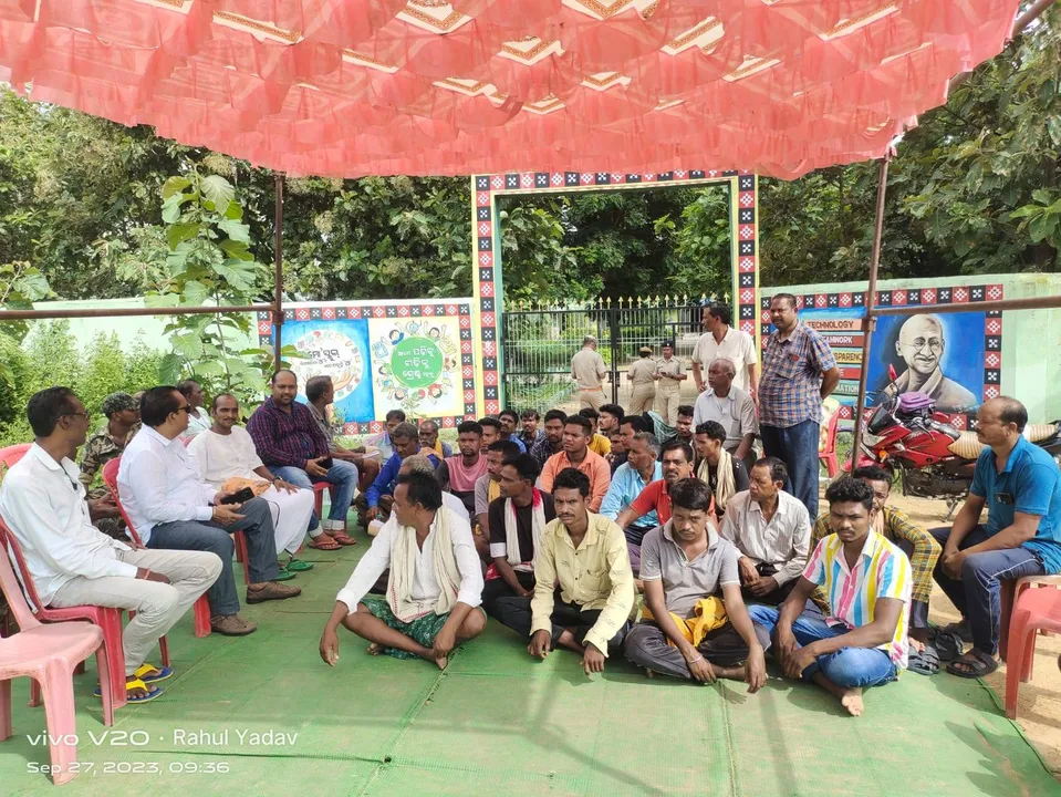  ସ୍କୁଲ କାମର ଟଙ୍କା ମିଳିନି; ତାଲା ପକାଇ ଧାରଣା ଦେଲେ ଗ୍ରାମବାସୀ