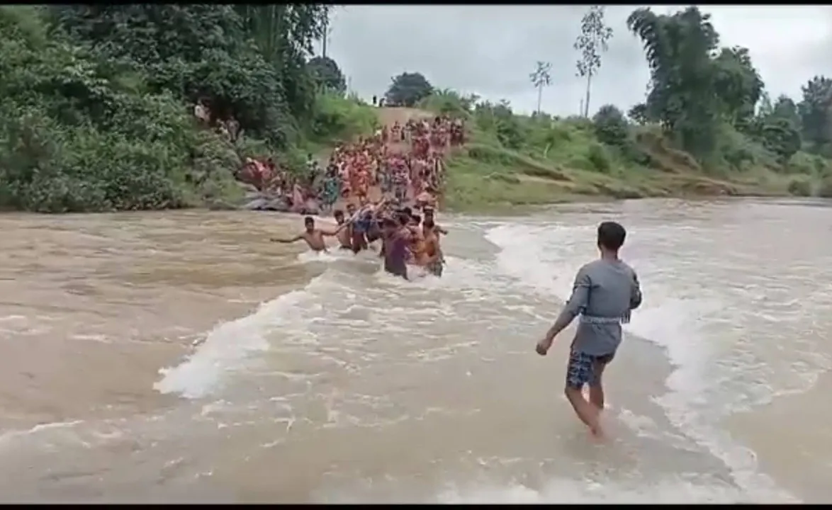 ରାସ୍ତା ନାହିଁ, ଖଟିଆରେ ବୁହାହେଲେ ରୋଗୀ