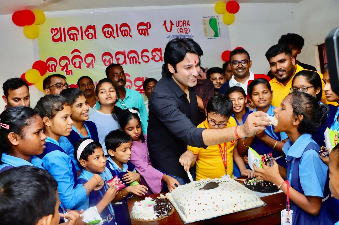  ମୁକବଧୀର ବିଦ୍ୟାଳୟରେ ସ୍ୱାସ୍ଥ୍ୟ ଚିକିତ୍ସା ଶିବିର ଆୟୋଜନ କରି ଜନ୍ମଦିନ ପାଳିଲେ ଅଭିନେତା ଆକାଶ