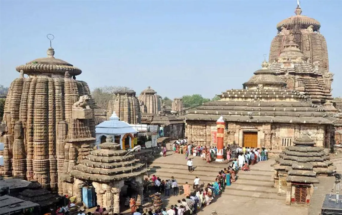  ଲିଙ୍ଗରାଜଙ୍କ କଥା ବୁଝିବାକୁ କେହି ନାହିଁ: ସୁରକ୍ଷା ଢ଼ିଲା, ମନ୍ଦିରରେ ମାଳମାଳ ମୋବାଇଲ୍‌