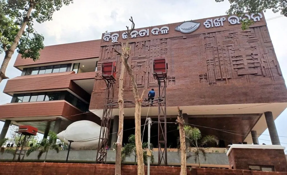  ଶଙ୍ଖ ଭବନକୁ ‌ନେଇ କେଁ: ସଡ଼କ ଜମିରେ ନିର୍ମାଣ ହୋଇଥିବା ଅଭିଯୋଗ