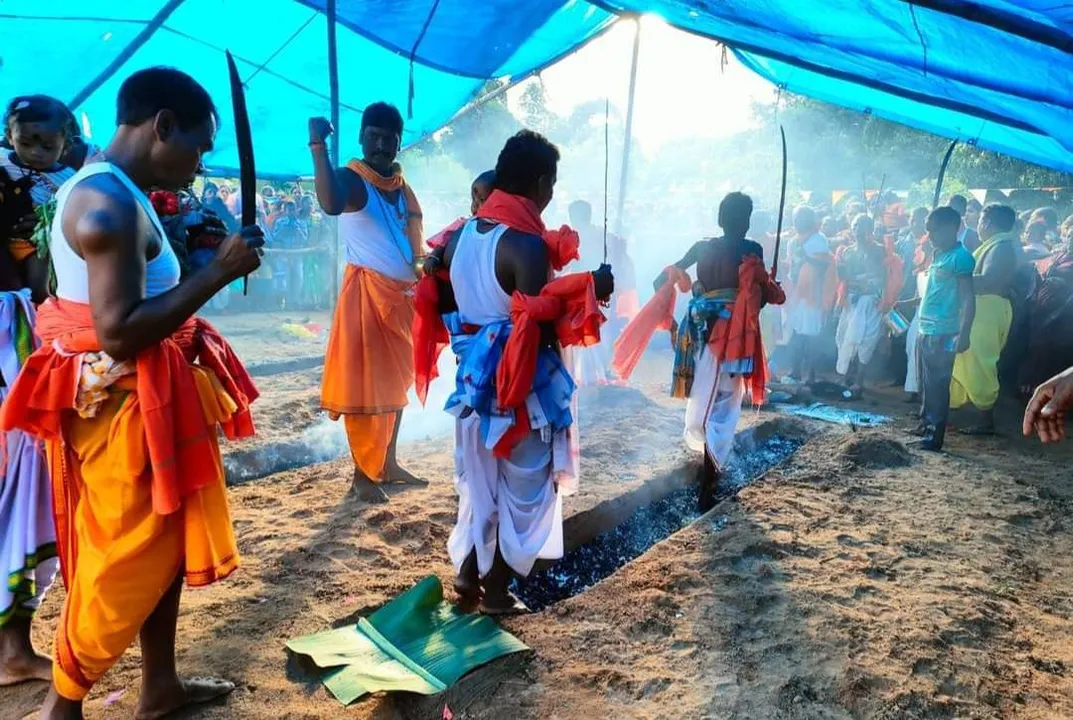  କଣ୍ଟାରେ ବସିଲେ, ନିଆଁରେ ଚାଲିଲେ