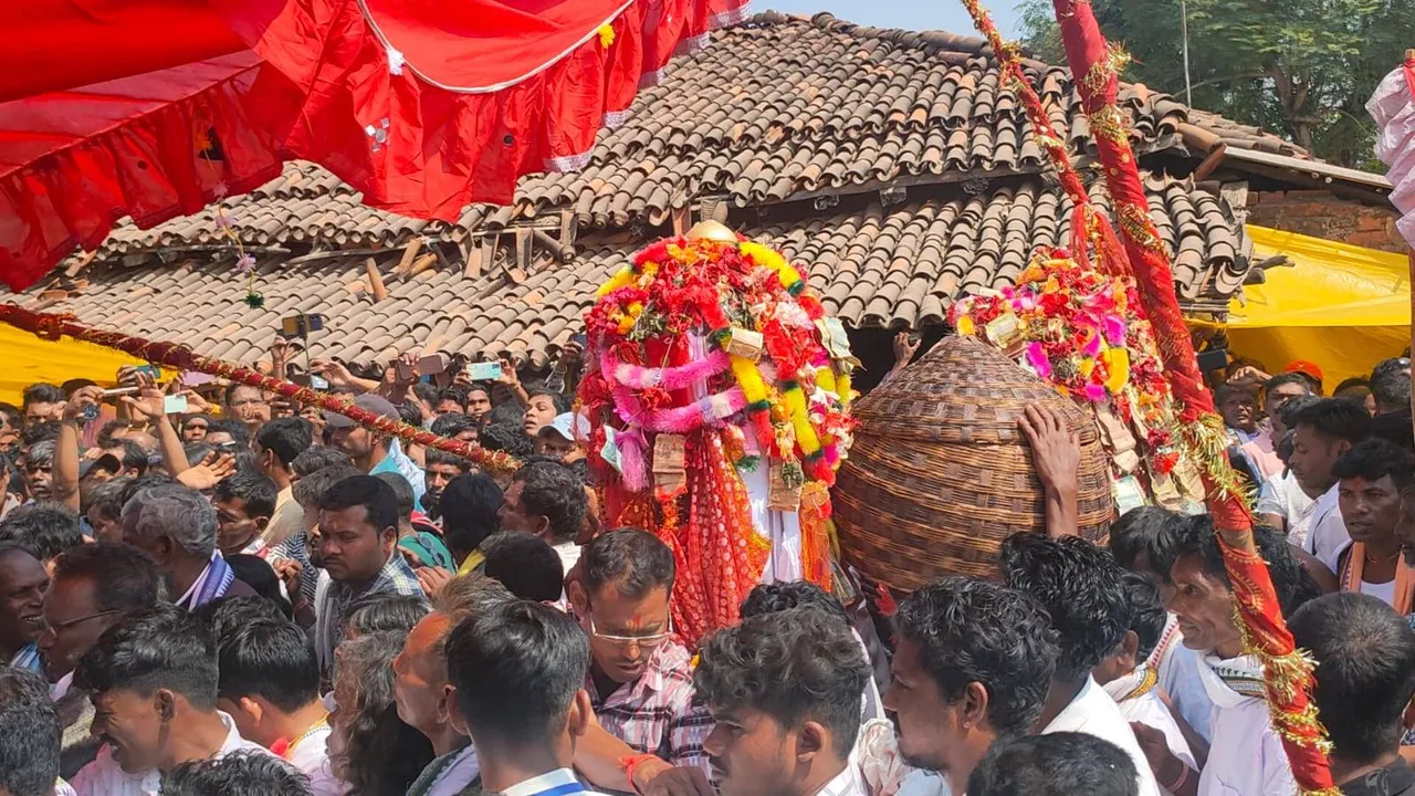 ସୁନାବେଡ଼ାରେ ସୁନାଦେଈଙ୍କ ଛତରଯାତ୍ରା: ବୋଦା, କୁକୁଡ଼ା ବଳିରେ ରକ୍ତରଞ୍ଜିତ ହେଲା ପୀଠ