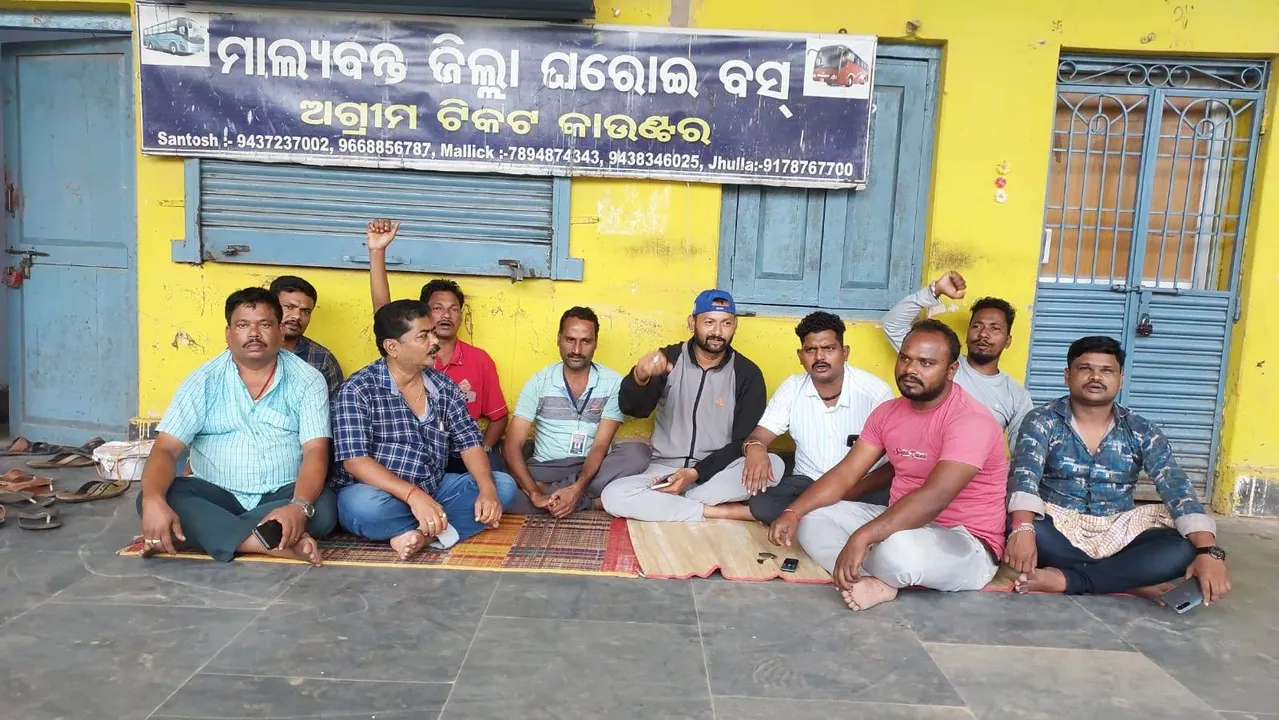  ଅବିଭକ୍ତ କୋରାପୁଟ ଜିଲ୍ଲାରେ ଘରୋଇ ବସ୍ ଚଳାଚଳ ବନ୍ଦ: ମାଲକାନଗିରି ଘରୋଇ ବସ ମାଲିକ ସଂଘର ଧାରଣା