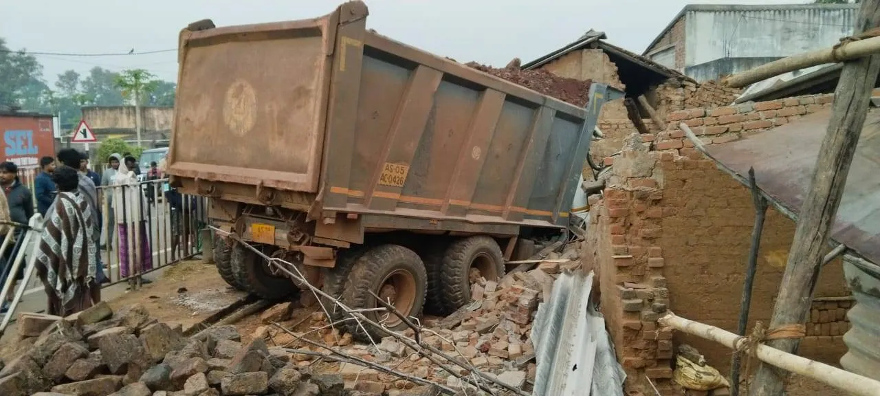  ଭାରସାମ୍ୟ ହରାଇ ଘରେ ପଶିଲା ହାଇୱା: ଦୁଇ ଗୁରୁତର, ତିନି ଘଣ୍ଟା ପରେ ଡ୍ରାଇଭର ଉଦ୍ଧାର