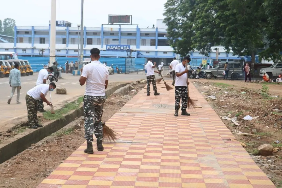  ସ୍ବଚ୍ଛ ଭାରତ ଅଭିଯାନ: ରେଳଷ୍ଟେସନରେ ୧ ଘଣ୍ଟା ଶ୍ରମଦାନ କଲେ ସିଆରପିଏଫ୍‌ ଯବାନ