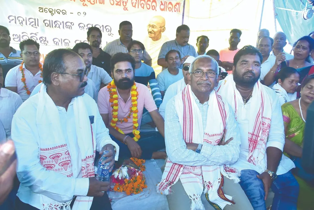  ସରୁନି ଦେଓନଦୀରେ ନିର୍ମାଣାଧୀନ ପୋଲ: ଅନଶନରେ ସାମିଲ ହେଲେ ବିଜୟ ପଟ୍ଟନାୟକ