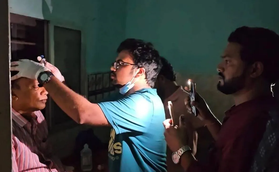  ଟ୍ରକ-ବସ୍ ଧକ୍କାରେ ୨ଜଣଙ୍କ ମୃତ୍ୟୁ; ଫ୍ଲାସ୍ ଲାଇଟରେ ଆହତଙ୍କ ଚିକିତ୍ସା କଲେ ଡାକ୍ତର