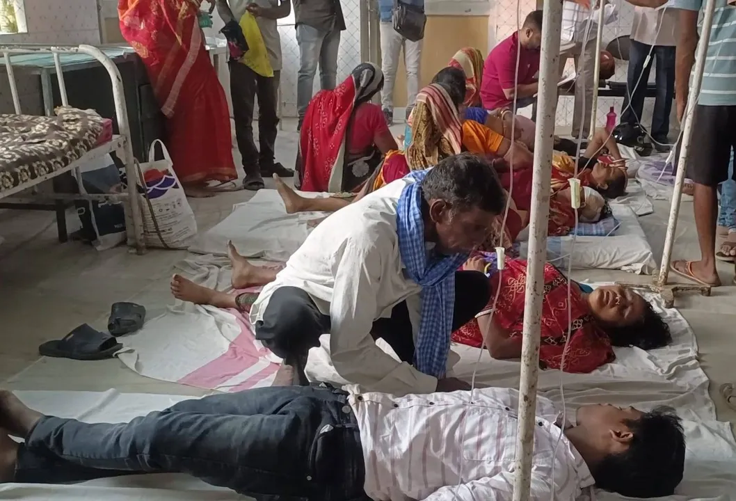  ଭାରସାମ୍ୟ ହରାଇ ଆମ୍ବୁଲାନ୍ସକୁ ଧକ୍କା ଦେଲା ଯାତ୍ରୀବାହୀ ବସ୍‌; ୮ କଲେଜ ଛାତ୍ରୀଙ୍କ ସମେତ ୨୧ ଆହତ
