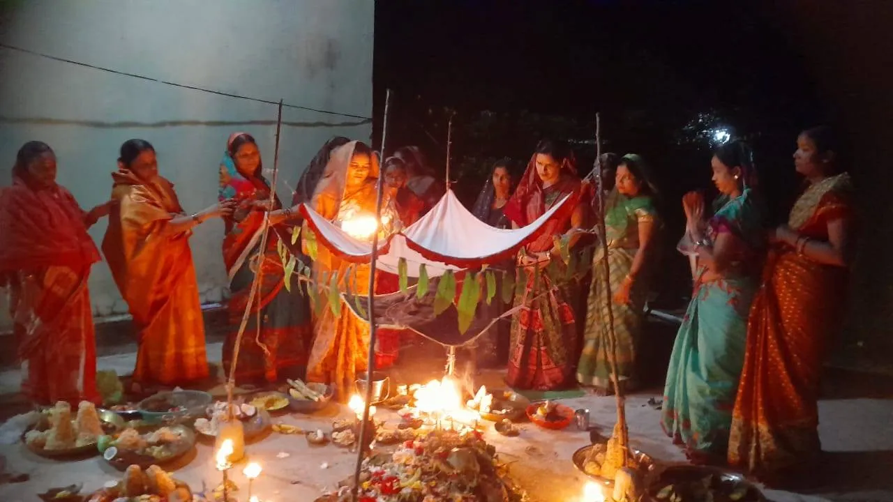  ପୁଅଝିଅଙ୍କ ମଙ୍ଗଳ ମନାସି ମା ପାଳିଲେ ପୁଅଜିଉନ୍ତିଆ ବ୍ରତ, ସନ୍ତାନମାନଙ୍କୁ ଛୁଆଁଇଲେ ଦୁବ