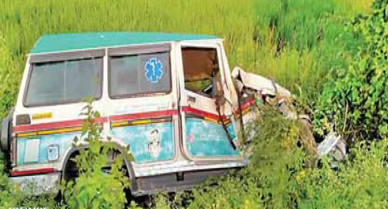  ଆମ୍ବୁଲାନ୍‌ସକୁ ଧକ୍କା ଦେଇ ଓଲଟିଲା ବସ୍‌: ୮ କଲେଜ ଛାତ୍ରୀଙ୍କ ସହିତ ୨୫ ଆହତ