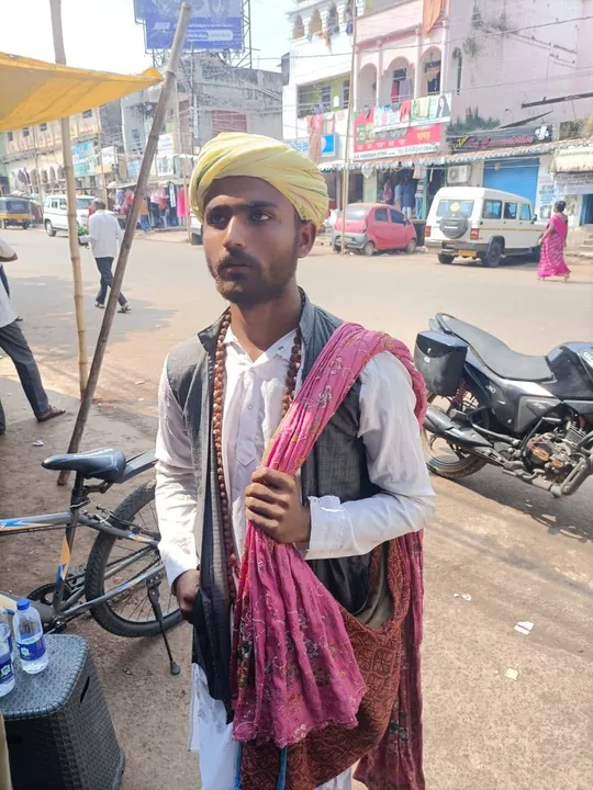  ଜାଲ୍ ଆଧାରକାର୍ଡଧାରୀଙ୍କୁ ଧରିଲେ ଦୋକାନୀ, ଦେଲେ ପୁଲିସର ଜିମା