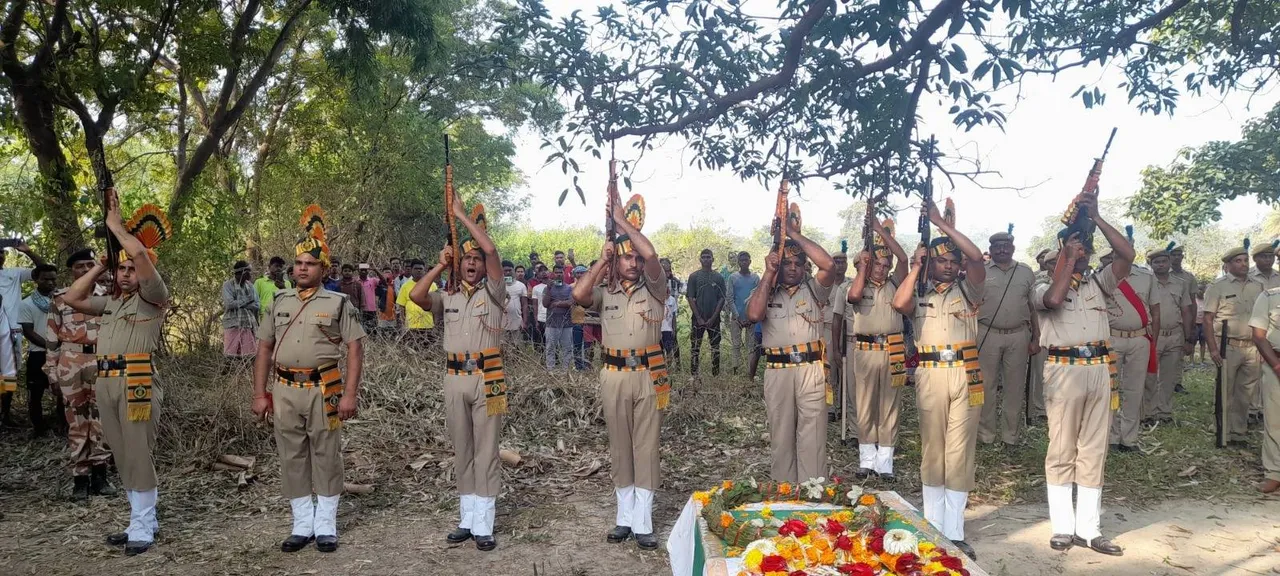  ସହିଦ ଦୀପକଙ୍କୁ ଝୁରୁଛି ଗାଁ’ମାଟି: କେନ୍ଦ୍ରୀୟ ଓ ସୁନ୍ଦରଗଡ଼ ପୁଲିସବାହିନୀର ଗାର୍ଡ ଅଫ୍ ଅନର୍ 