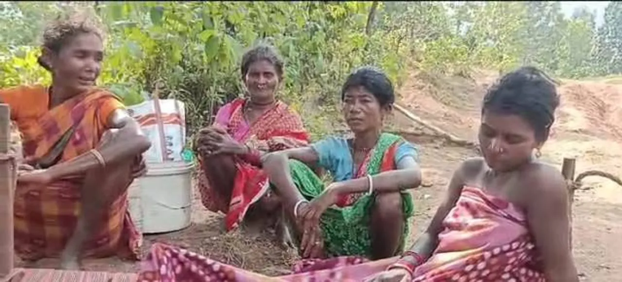  ପୁଣି ଜନନୀ ଯନ୍ତ୍ରଣା: ରାସ୍ତା ନ ଥିବାରୁ ଆସି ପାରିଲାନି ଆମ୍ବୁଲାନ୍ସ, ବାଟରେ ଶିଶୁପୁତ୍ରକୁ ଜନ୍ମ ଦେଲେ ମହିଳା