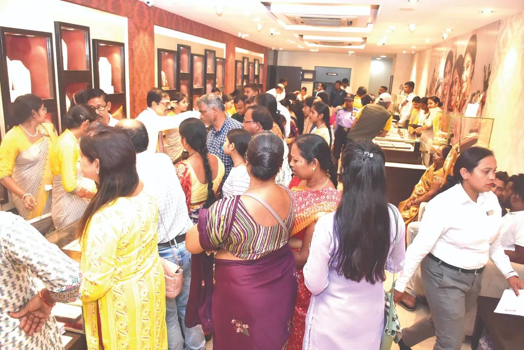  ଧନତେରସ୍‌: ବୋହିନେଲେ ୫୦ କୋଟି ସୁନା, ଗହଣା ଓ କଂସାବାସନ ଦୋକାନରେ ଅସମ୍ଭାଳ ଭିଡ଼