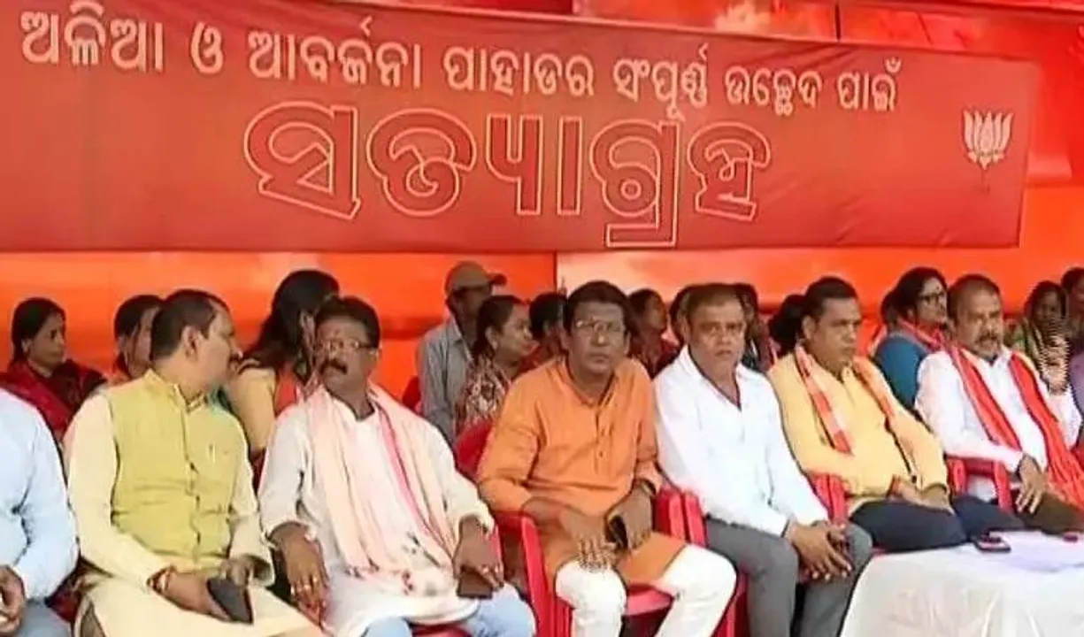  ବିଜେପି ସତ୍ୟାଗ୍ରହ ଦ୍ବିତୀୟ ଦିନରେ : ‘ଦୁର୍ଗନ୍ଧ ସାରା ସହରକୁ ବ୍ୟାପିଲାଣି’