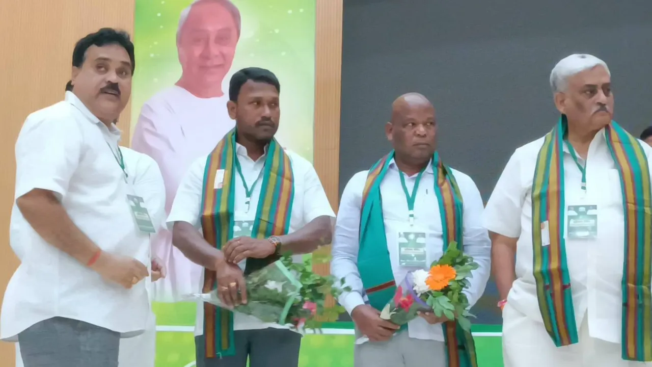 ବିଜେଡି ପ୍ରଶିକ୍ଷଣ ଶିବିରରେ ସ୍ବାଧୀନ ବିଧାୟକ ମକରନ୍ଦ ମୁଦୁଲି: ବିଜେଡିର ପ୍ରାଥମିକ ସଦସ୍ୟତା ଗ୍ରହଣ କରିବେ କି ?
