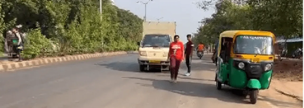  ରାଜଧାନୀ ରାସ୍ତାରେ ନିଆରା ଦୃଶ୍ୟ: ହାତରେ ମୃତ କୁକୁରକୁ ରାସ୍ତାରୁ ଉଠାଇଲେ ଯୁବତୀ