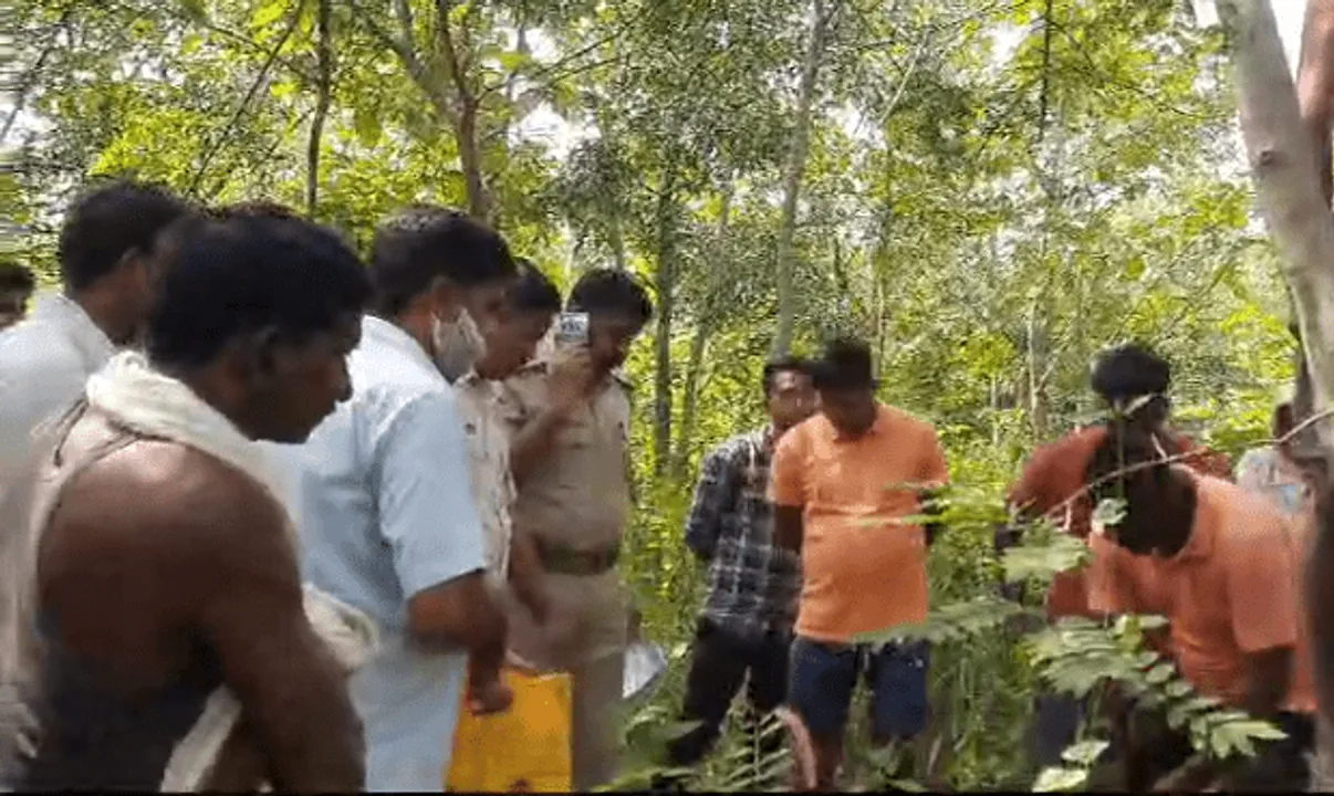  ଚାକୁଣ୍ଡା ଗଛରେ ଝୁଲୁଛି ଯୁବକଙ୍କ ମୃତଦେହ: ଆତ୍ମହତ୍ୟାର କାରଣ ଅସ୍ପଷ୍ଟ