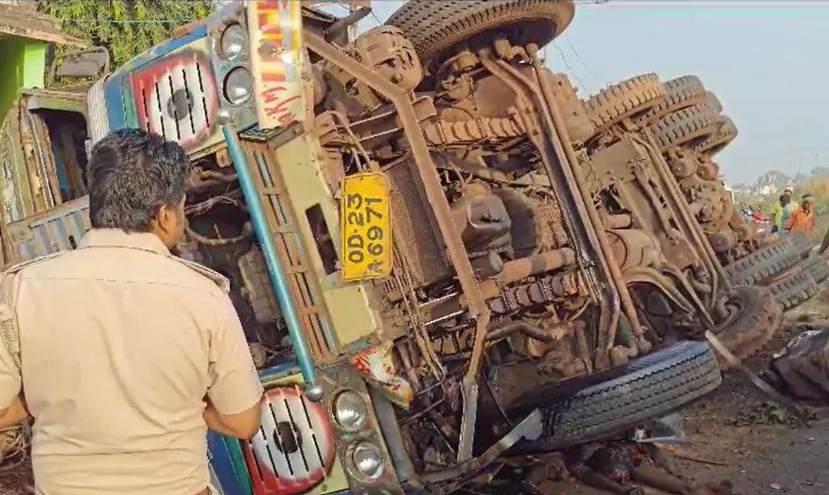  ଓଲଟିଲା ଲୁହାପଥର ବୋଝେଇ ଟ୍ରକ, ଚାପି ହୋଇ ରହିଛନ୍ତି ଡ୍ରାଇଭର