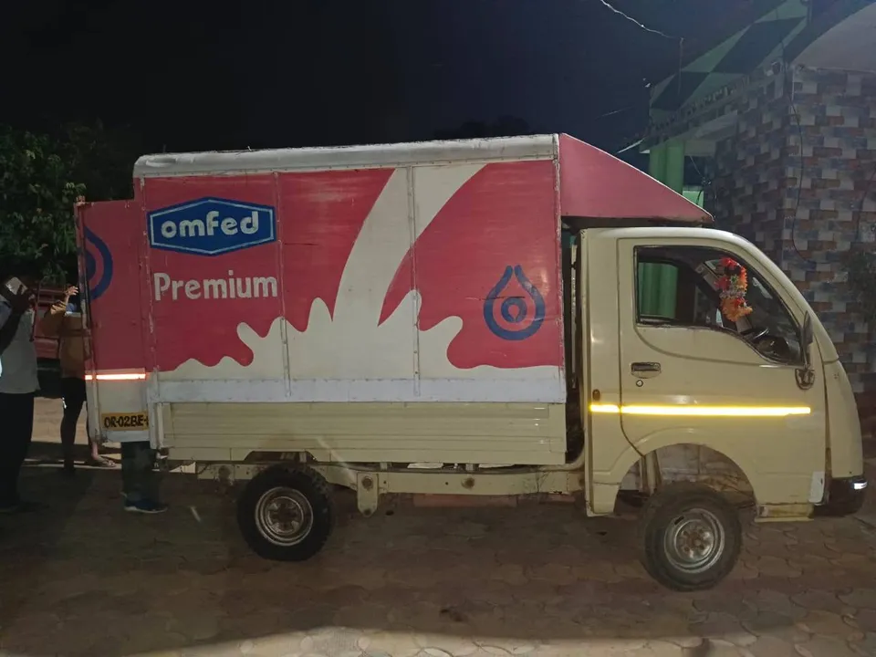  ଓମ୍‌ଫେଡ ଗାଡ଼ିରେ କାଠ ଚାଲାଣ, ୨ ଅଟକ