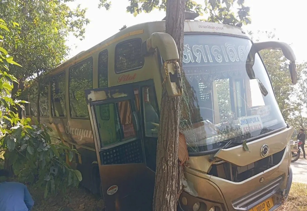  ଗଛରେ ଧକ୍କା ଦେଲା ଯାଦ୍ରୀବାହୀ ବସ୍‌