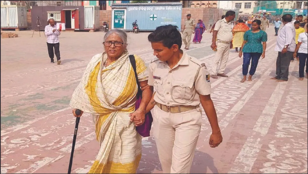  ବରିଷ୍ଠ, ଦିବ୍ୟାଙ୍ଗଙ୍କୁ ଦର୍ଶନ କରାଇଲା ପୁଲିସ