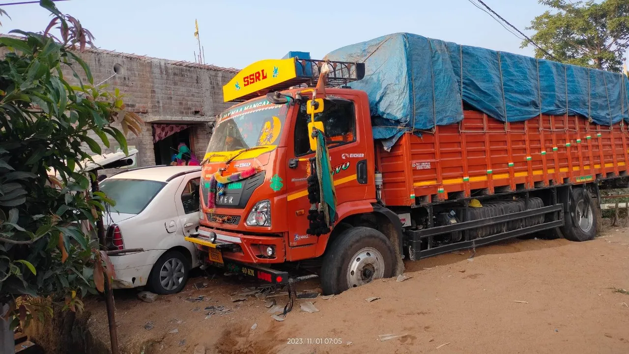  ଭାରସାମ୍ୟ ହରାଇ ଘର ଭାଙ୍ଗିଲା ଟ୍ରକ୍‌: କାର୍‌କୁ ଘୋଷାଡ଼ି ନେଇ ଘରେ ପିଟିଲା