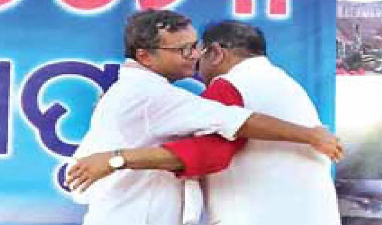  ପରବ ମଞ୍ଚରେ ଏକାଠି ହେଲେ ତାରା-ସପ୍ତଗିରି: ସମ୍ବର୍ଦ୍ଧିତ ହେବା ପରେ ତାରାଙ୍କ ପାଦ ଛୁଇଁ ପ୍ରଣାମ କଲେ ସପ୍ତଗିରି