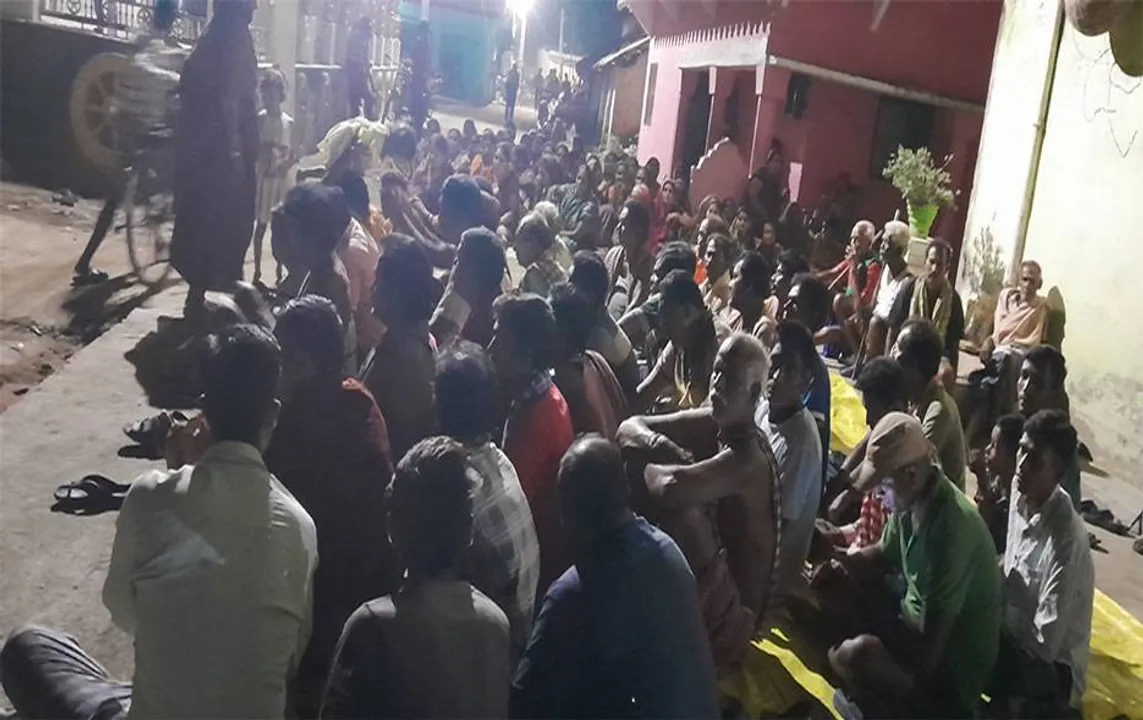  ରାସ୍ତା ମରାମତିକୁ କେନ୍ଦ୍ର କରି ଗଣ୍ଡଗୋଳ; ଠିକାଦାରଙ୍କୁ ମାଡ଼