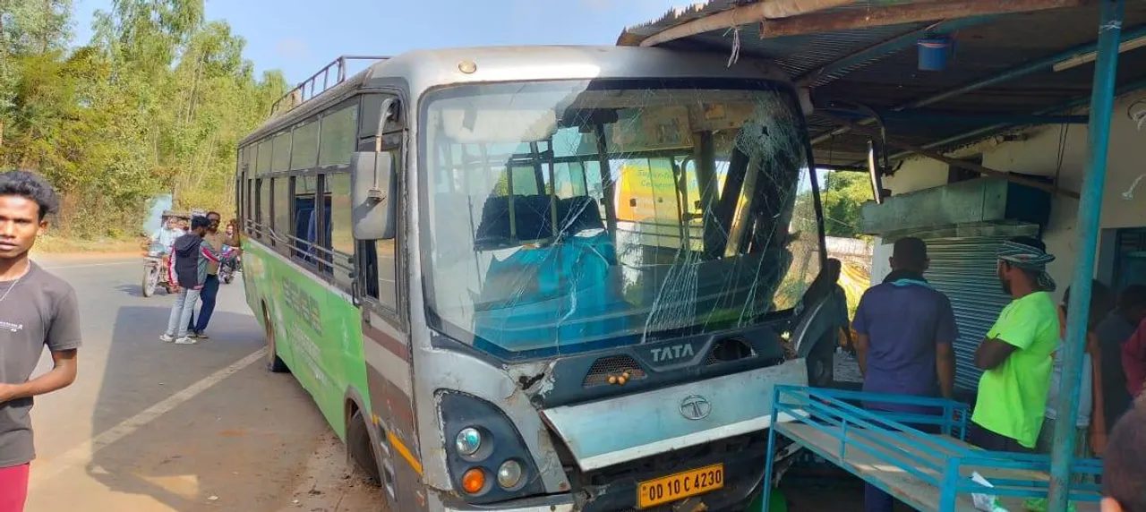  ‘ମୋ ଓଡ଼ିଶା ନବୀନ ଓଡ଼ିଶା’ କାର୍ଯ୍ୟକ୍ରମରୁ ଫେରିବା ବେଳେ ଭାରସାମ୍ୟ ହରାଇ ଦୋକାନକୁ ପଶିଗଲା ସରକାରୀ ବସ୍‌