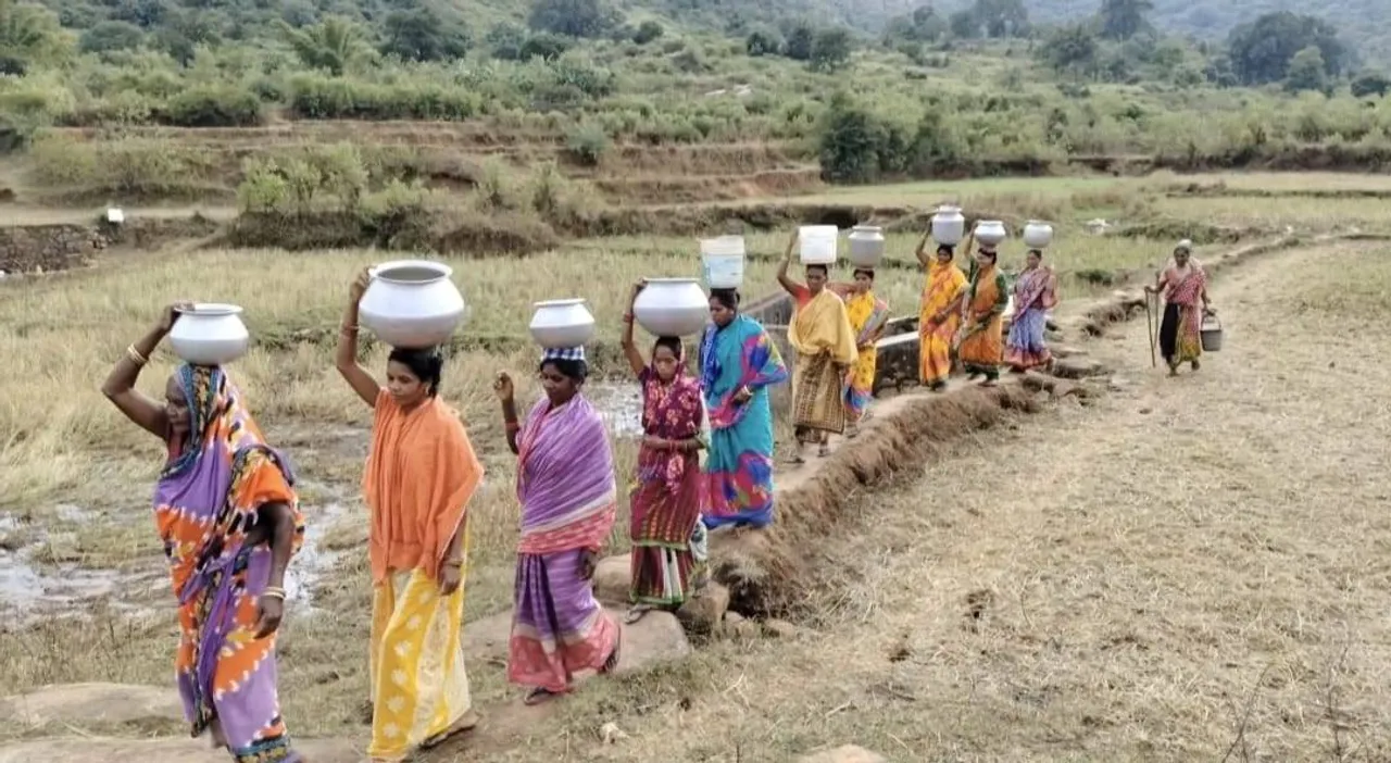  ପାଡୁନବାଡି ଗାଁର ଦୁଃଖ ଦୂର ହେବ କେବେ? ଆଜି ବି ଚୁଆ ପାଣିରେ ମେଣ୍ଟୁଛି ଶୋଷ