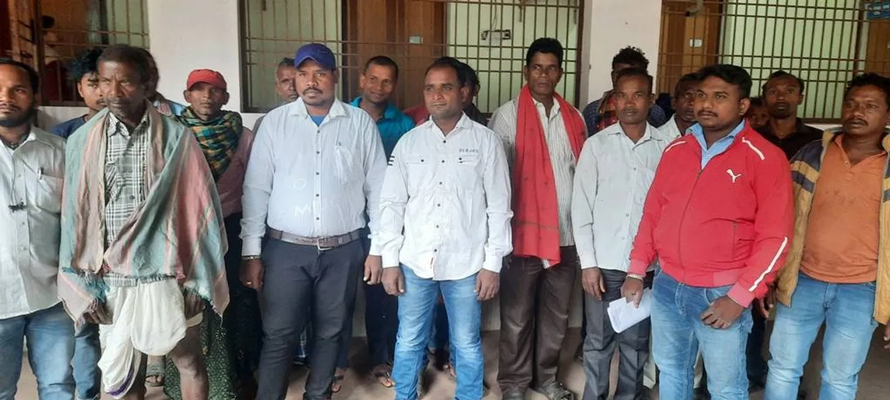  ବର୍ଷା ଯୋଗୁଁ ଫସଲ ପ୍ରଭାବିତ: ଜିଲ୍ଲାପାଳଙ୍କୁ ଭେଟିଲେ ୨୫ ଗ୍ରାମର ଜନତା