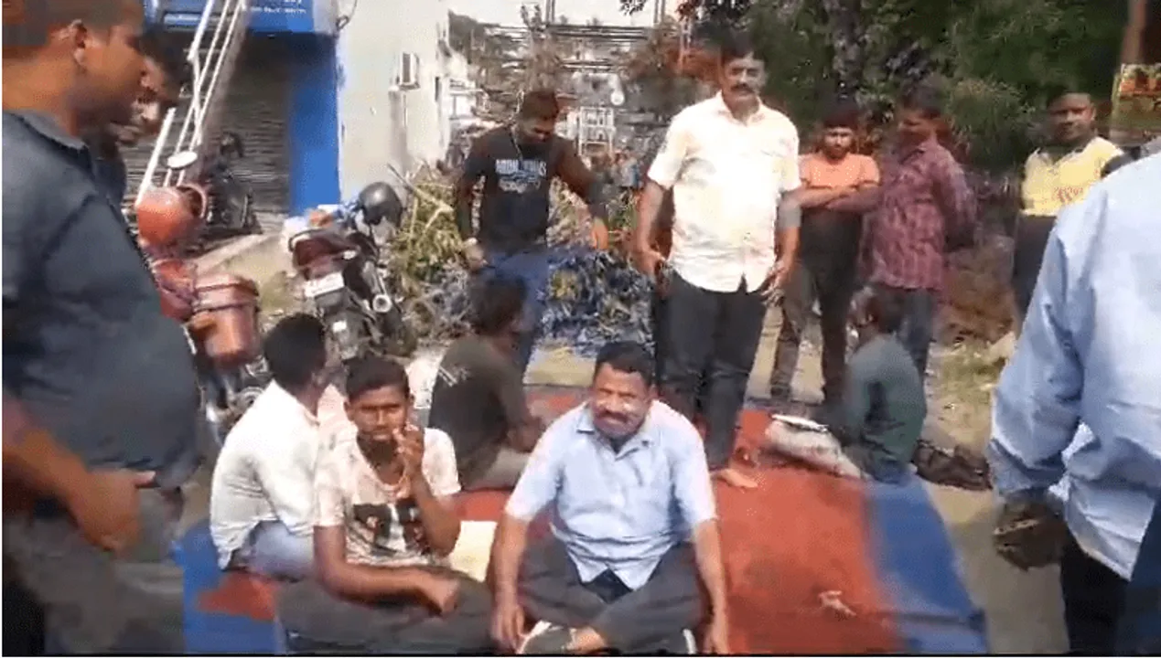  କାର୍ଯ୍ୟାଳୟ ସାମ୍ନାରେ ଅଳିଆ ପକାଇଲା ବିଏମସି: ଧାରଣାରେ ବସିଲେ ବିଦ୍ୟୁତ୍ କର୍ମଚାରୀ