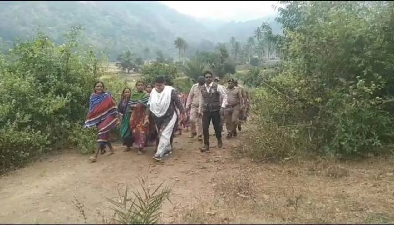  ଜଙ୍ଗଲ ମଧ୍ୟରୁ ଗଛ କଟାକୁ ନେଇ ବିବାଦ: ଡିଏଫ୍ଓ, ରେଞ୍ଜରଙ୍କୁ ୩ କିମି ଚଲାଇଲେ ଗ୍ରାମବାସୀ