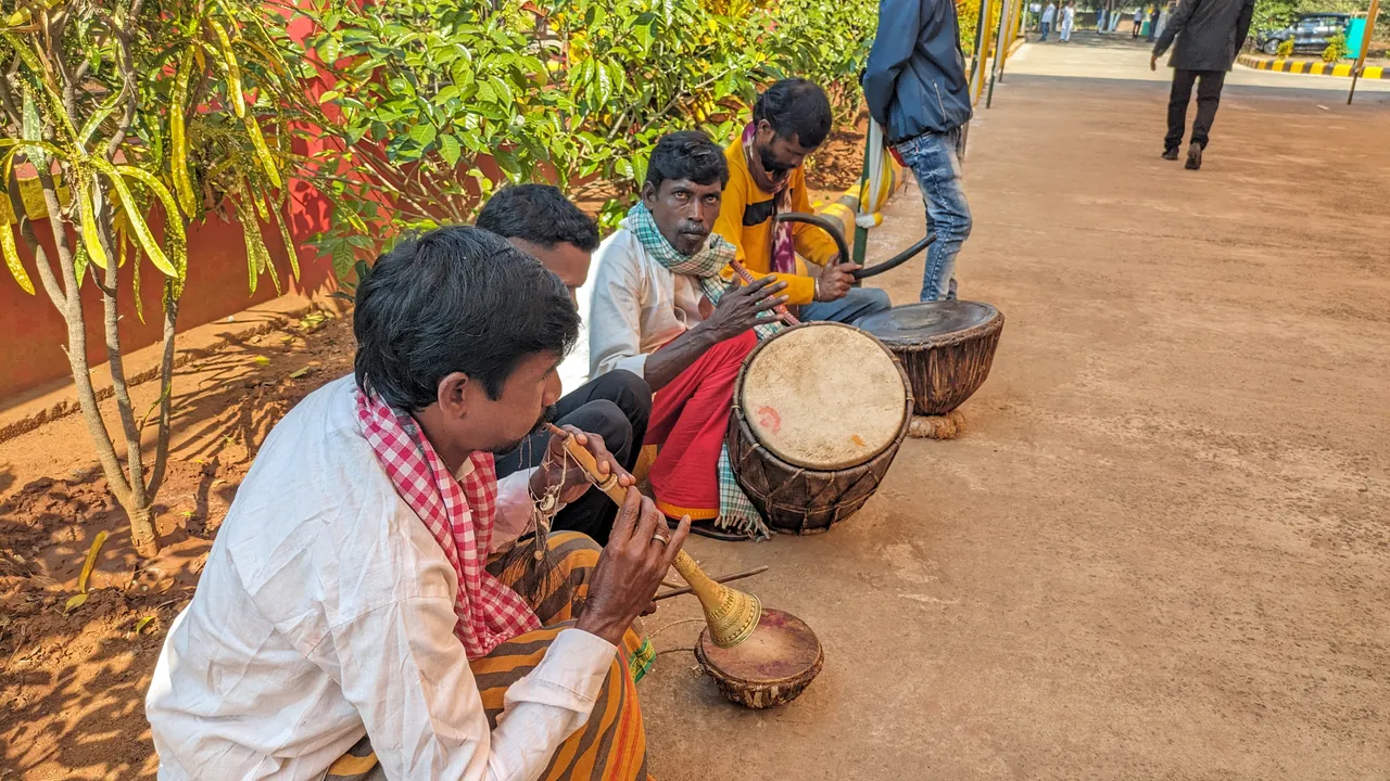  ଡିଜେ ଓ ଅତ୍ୟାଧୁନିକ ଯନ୍ତ୍ରସ˚ଗୀତରେ ହଜିବାକୁ ବସିଲାଣି ଲୋକସ˚ଗୀତ ଓ ବାଦ୍ୟ