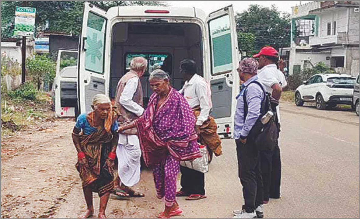  ଗୋଟିଏ ଆମ୍ବୁଲାନ୍ସରେ ୧୯ ରୋଗୀ: ଚକ୍ଷୁ ଚିକିତ୍ସା ପାଇଁ ନିଆଯିବାବେଳେ ଜଣେ ଗୁରୁତର