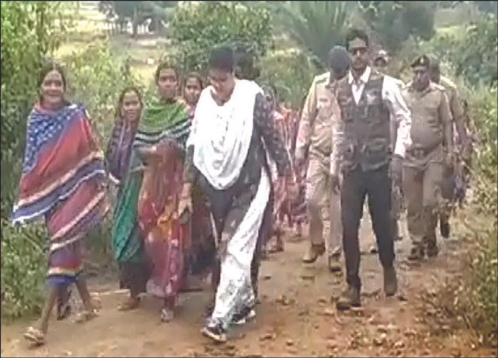  ଗୋଷ୍ଠୀ ଜଙ୍ଗଲରୁ ଗଛକଟା ବିବାଦ: ଡିଏଫ୍ଓ, ରେଞ୍ଜର୍‌ଙ୍କୁ ୩ କିମି ଚଲାଇଲେ ଗ୍ରାମବାସୀ