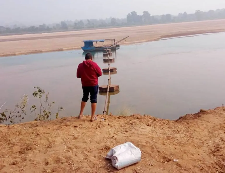  ଜବତ ଡଙ୍ଗାକୁ ନେଇଗଲେ ମାଫିଆ