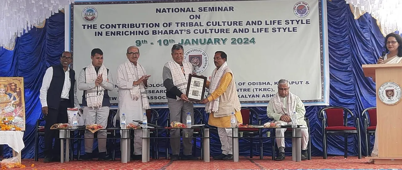  ଆଦିବାସୀଙ୍କ ଜୀବନଶୈଳୀ ଅନନ୍ୟ ଏବଂ ଏହାକୁ ସମସ୍ତ ଲୋକ ଅନୁସରଣ କରିବା ଉଚିତ : କୁଳପତି