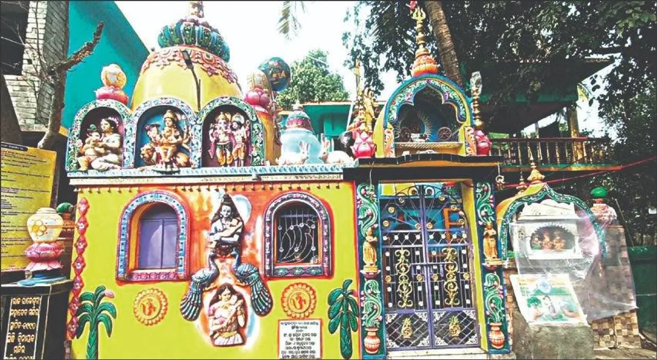  ମାନସିକ କରିଥିଲେ, ଝିଅ ଜନ୍ମ ହେଲା: ୪୫ ଲକ୍ଷ ଟଙ୍କାରେ ମନ୍ଦିର ତୋଳିଲେ ଦମ୍ପତି